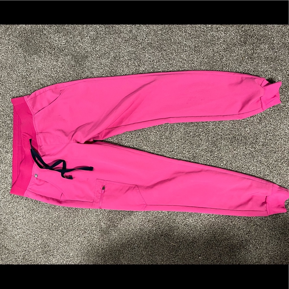 Figs electric orchid Zamora jogger, size small.